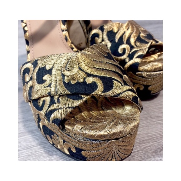 Tory Burch • Platform Heels - Picture 5 of 8